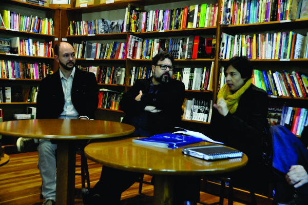 A gerente do SESC Santa Cruz, Roberta Pereira, fez o anúncio ao lado dos quadrinistas Márcio Meyer e Rafael Amorim