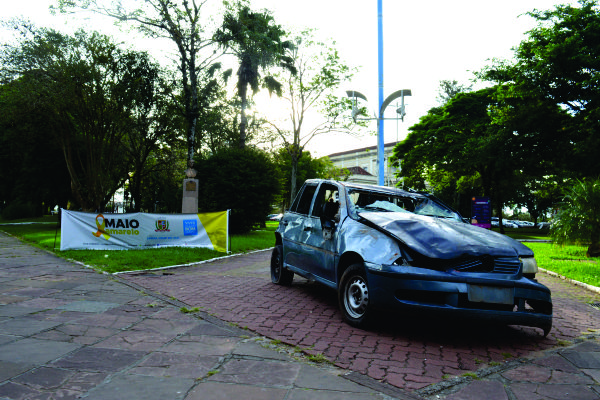 Veículo acidentado está exposto na Praça da Bandeira