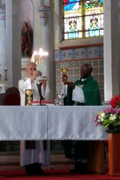 Dom Gílio (esq.) participou da celebração no domingo ao lado do Bispo Dom Aloísio Dilli