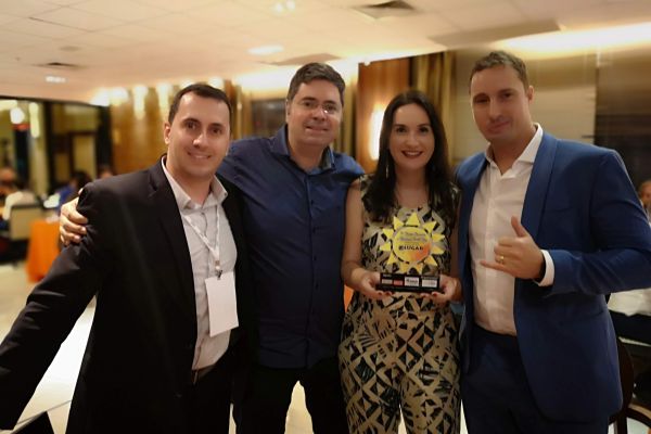 Josué Farias e Mara Schwengber, ao centro, receberam premiação