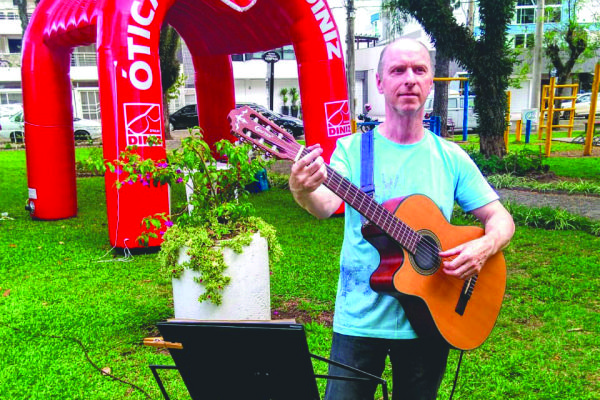 O Marcelo Sefrin da Nutrividas animou o público presente com voz e violão