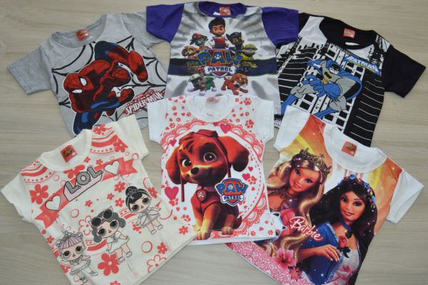 As camisetas dos super-her—is ficam lindas com qualquer look