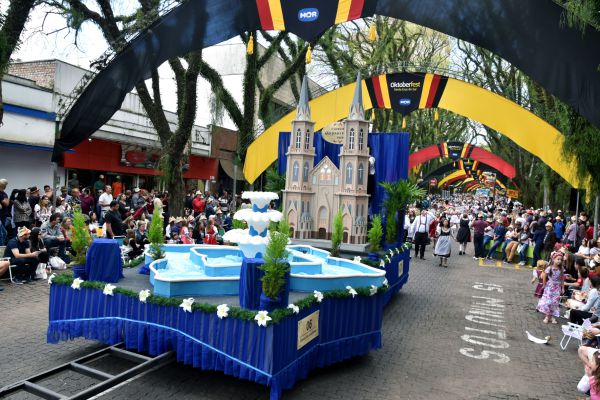 Carros da Catedral e das Soberanas da Oktoberfest