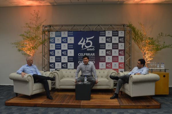 Alejandro Okroglic, diretor de opera›es; Manuel Chinchilla, presidente da Philip Morris Brasil, e o diretor de assuntos corporaivos, Fernando Vieira durante a coletiva de imprensa