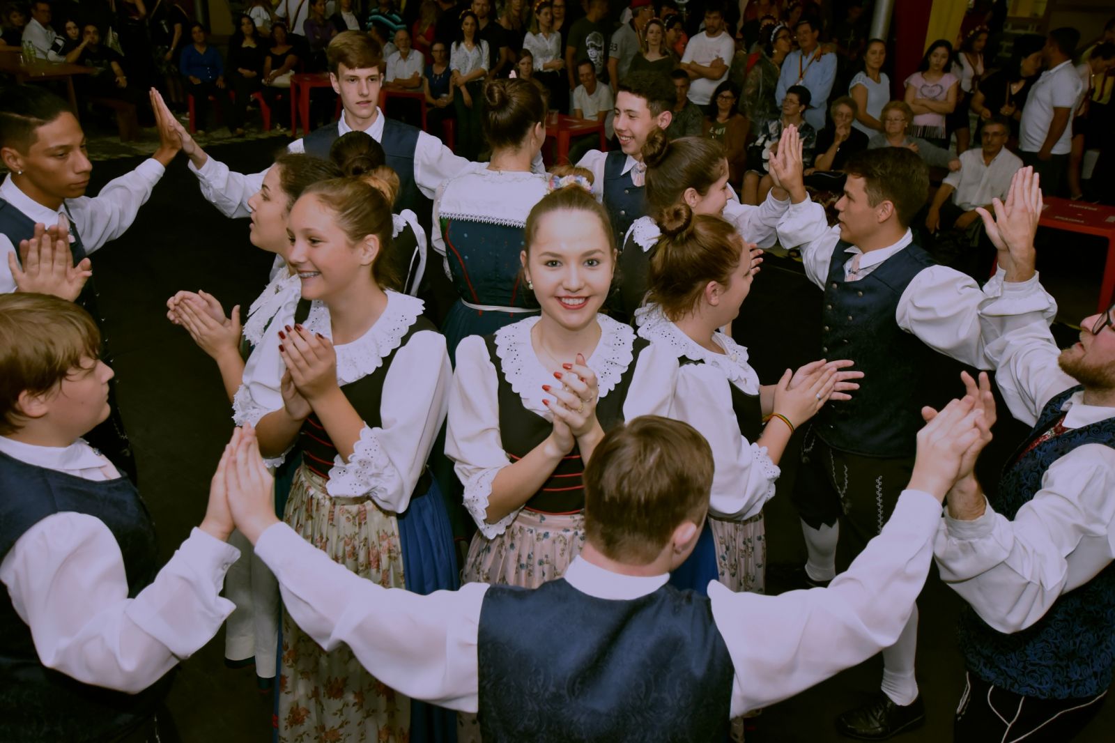 Apresentações culturais são destaque na Oktoberfest