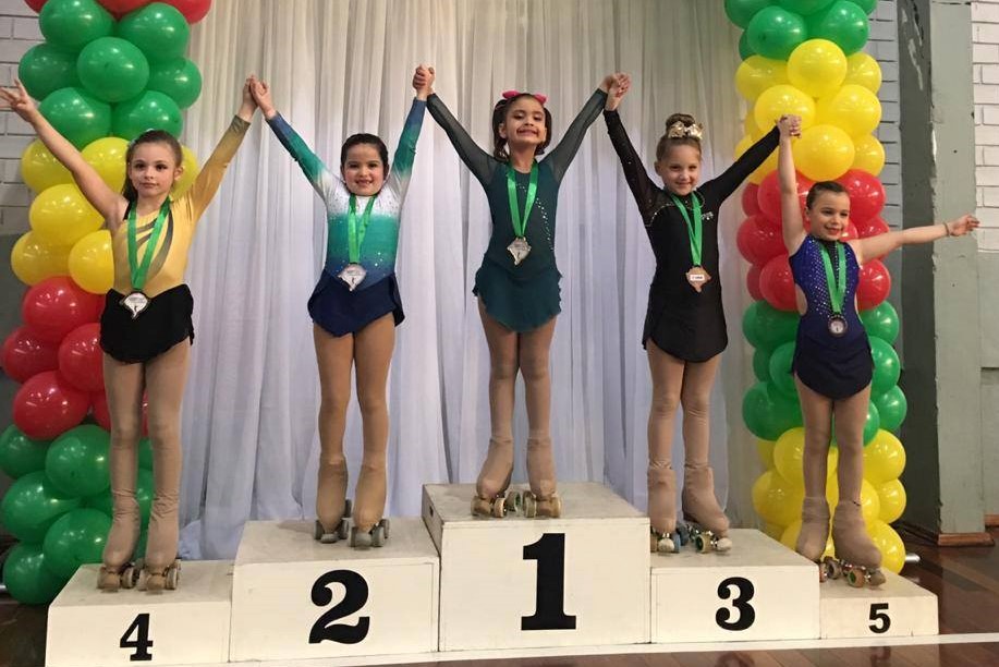 Primeira atleta medalhista do clube no campeonato. CECÍLIA SOUZA ALMEIDA, 6 anos, de Venâncio Aires. Competiu na modalidade Livre Iniciantes, Nível 2, até 6 anos