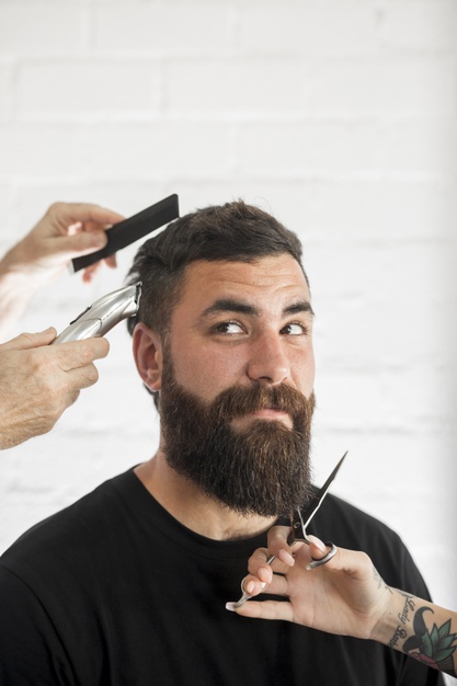 Cortes para homens tambŽm acompanham lavagem e secagem de cabelos