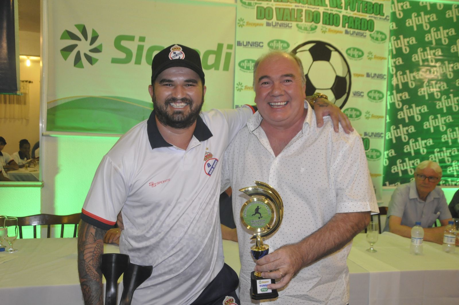 Jaime Borges recebeu das mãos do presidente da Liga o troféu de melhor treinador