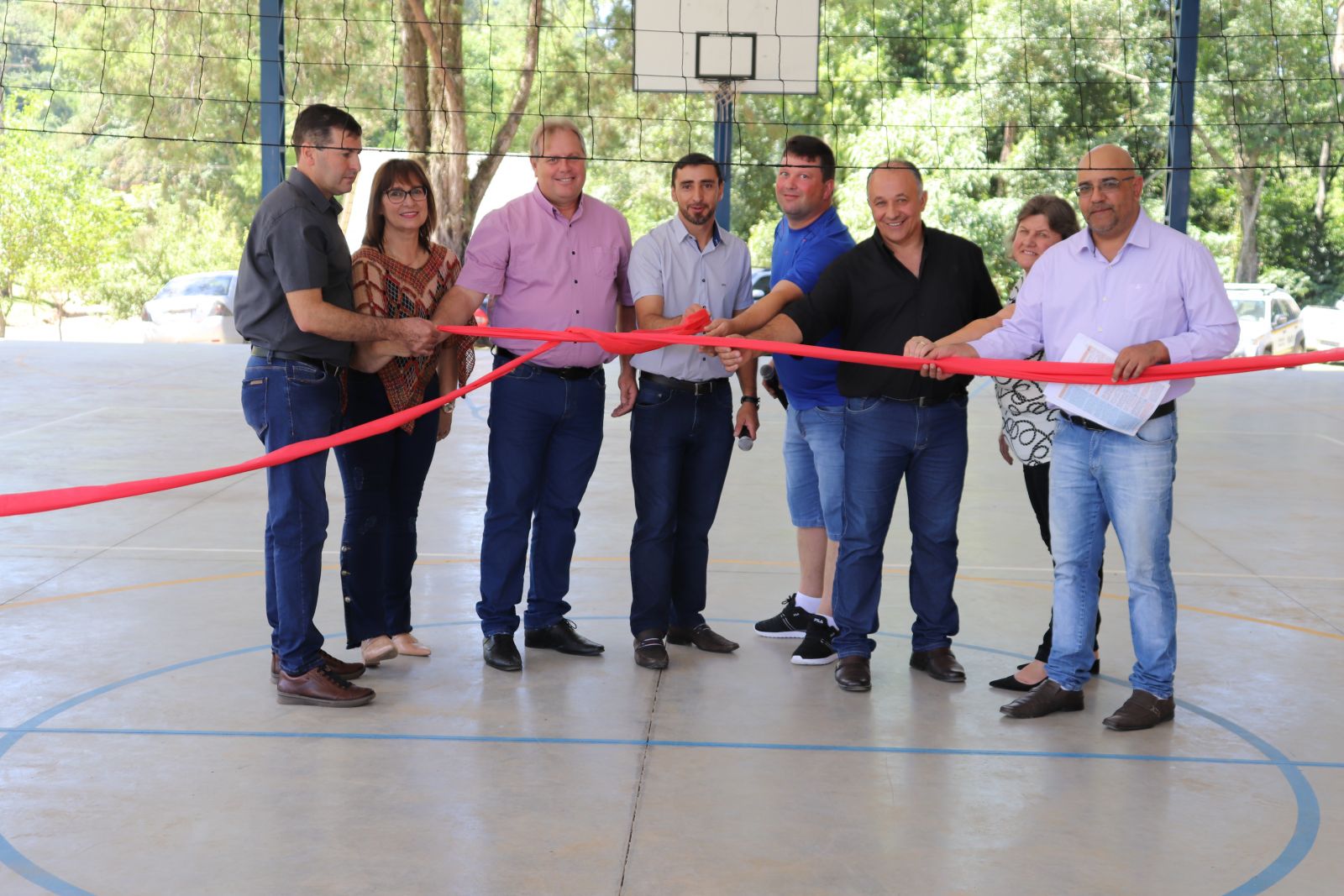 Prefeito André e outras autoridades participaram da inauguração da nova quadra de esportes da Linha São João