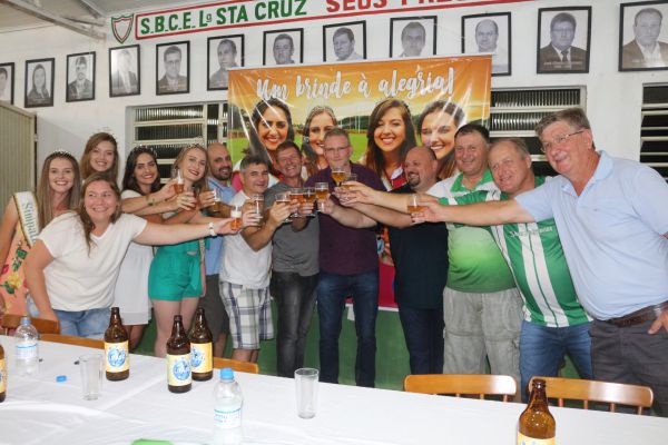 Brinde entre dirigentes, imprensa e soberanas marcou o lançamento da cerveja 