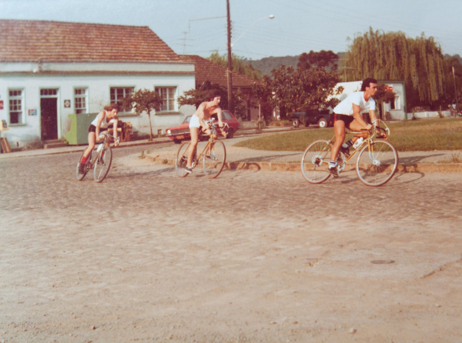 Álvaro (esq.) em uma corrida em 1980, na Rótula do 2001, ao lado do Parque da Oktober