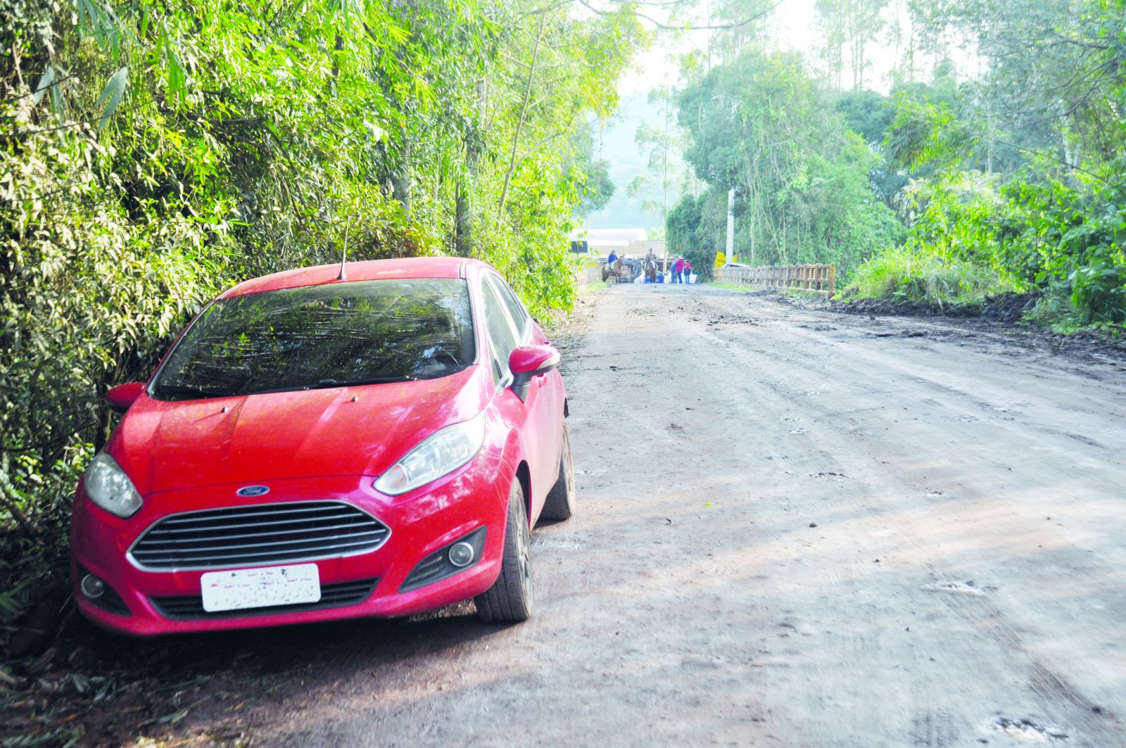 Na fuga, após perderem a chave do Ford Fiesta acabaram rendendo um padre para usar o veículo 