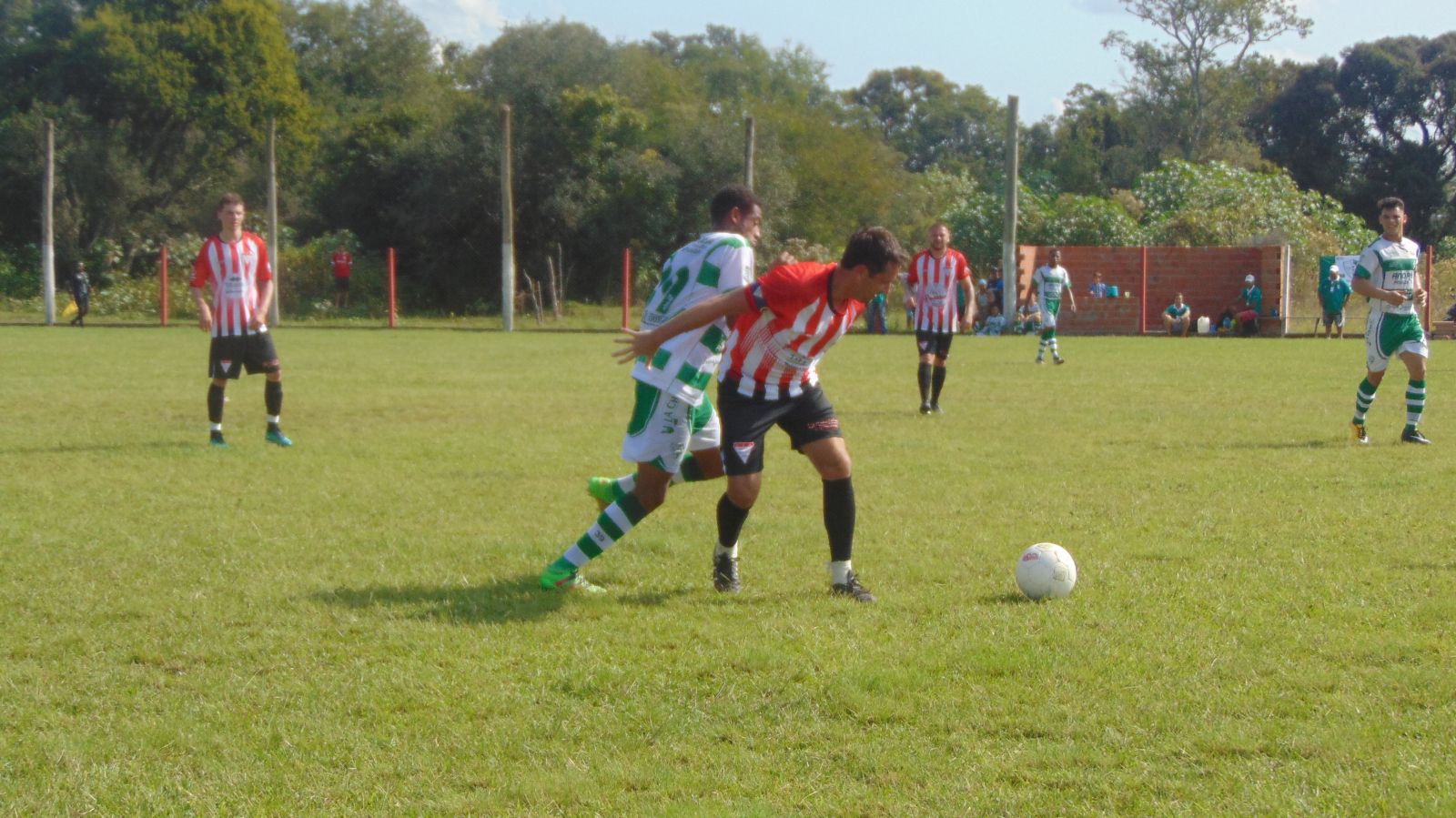 O Bela Vista (camiseta branca e vermelha), joga no sábado e encara o Residencial Santo Antônio