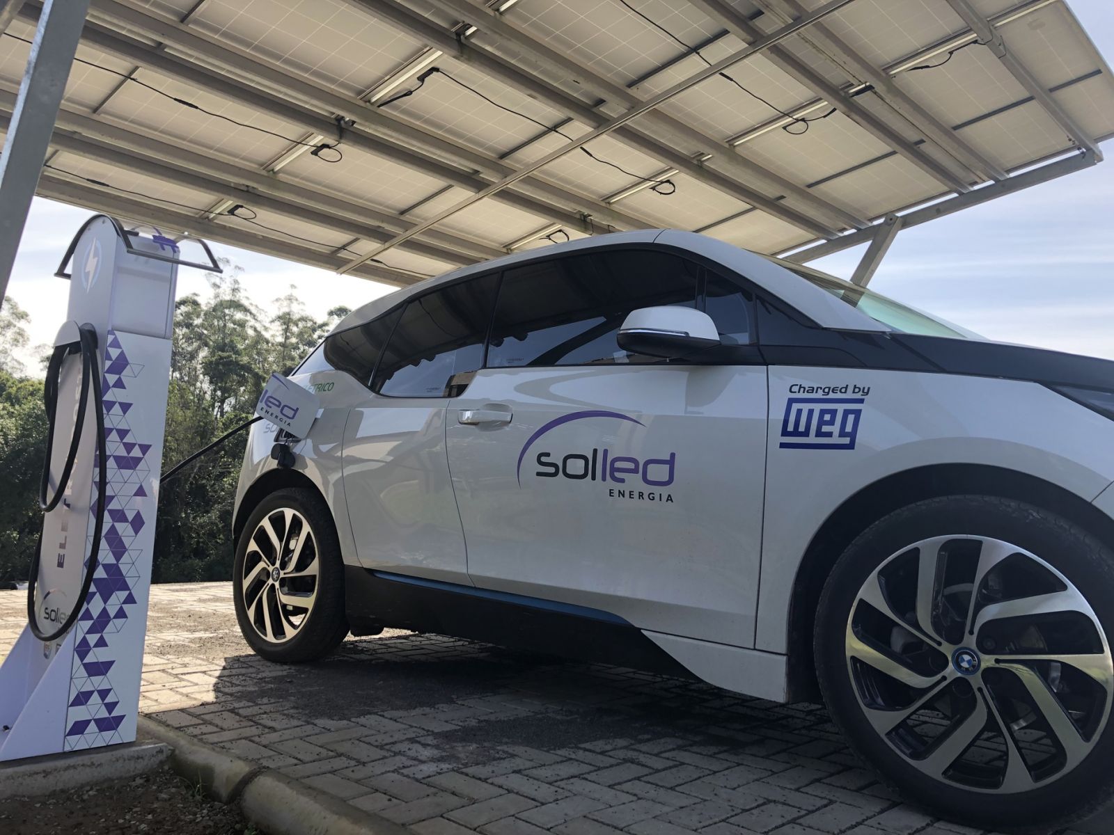 Carros elétricos podem ser  abastecidos em Santa Cruz