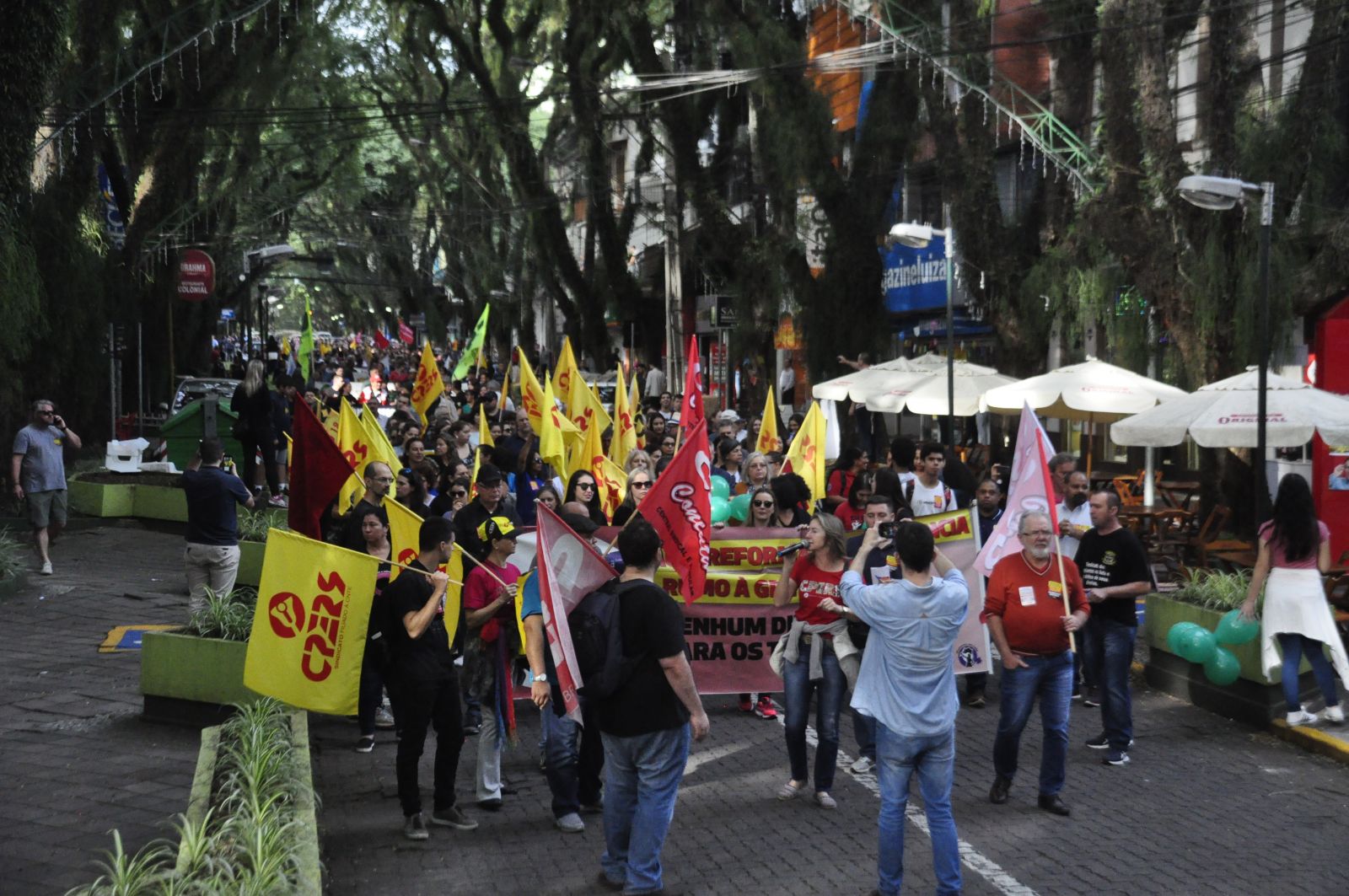 Manifestantes percorrem ruas centrais e foram até o INSS