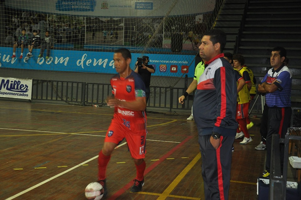 Tricolor, sem ginásio, enfrenta a UFSM pela liderança da chave