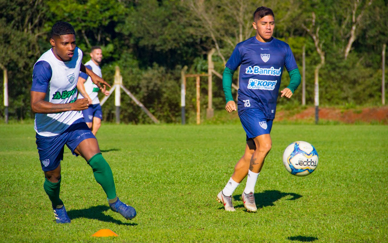 Márcio (à esquerda) deverá sair jogando domingo