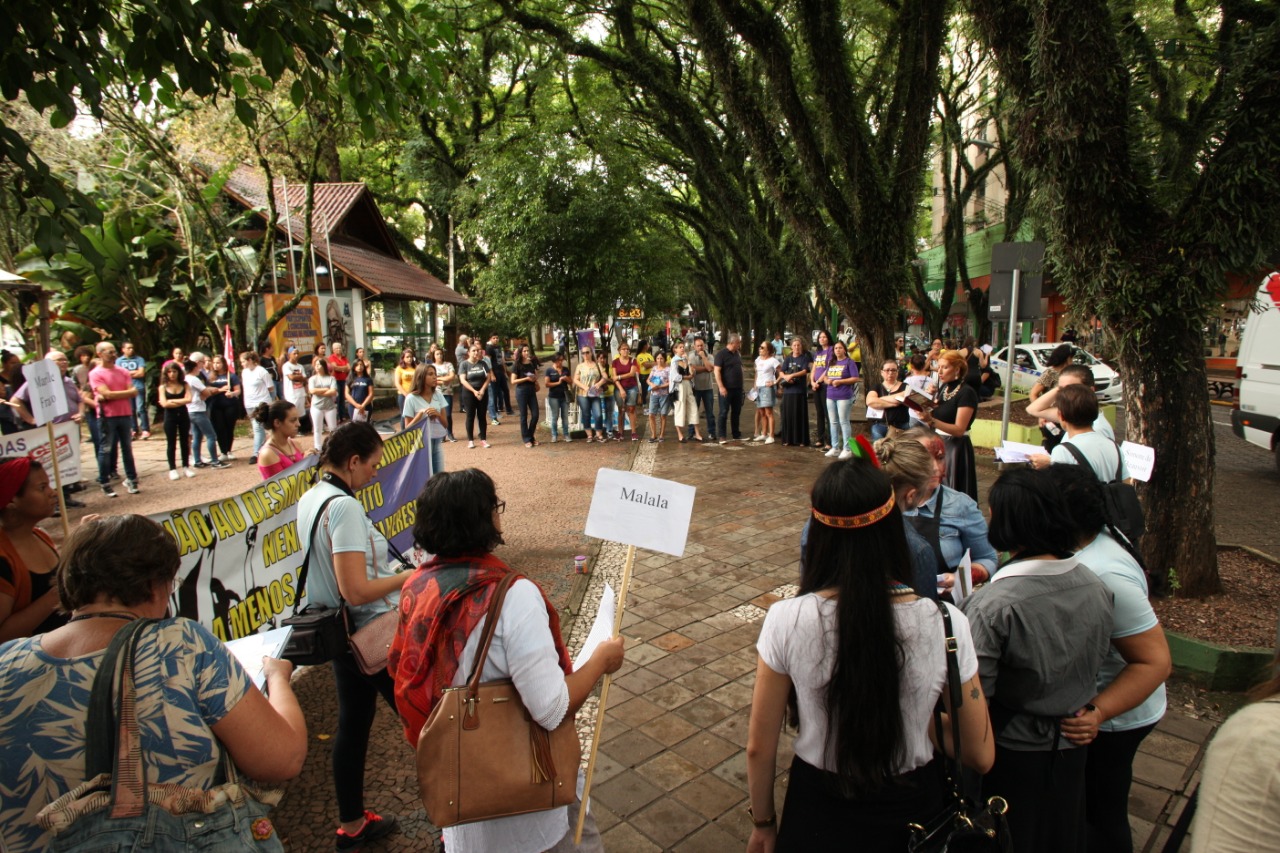 O evento contou com caminhada em homenagem ˆs mulheres, manifesta›es contra o machismo, alŽm de interven›es art’sticas com falas de personagens feministas