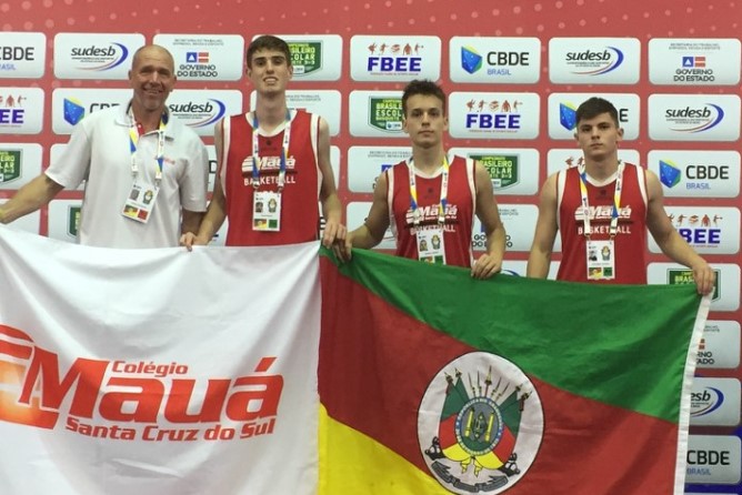 Trio campeão e técnico Eleno Hausmann