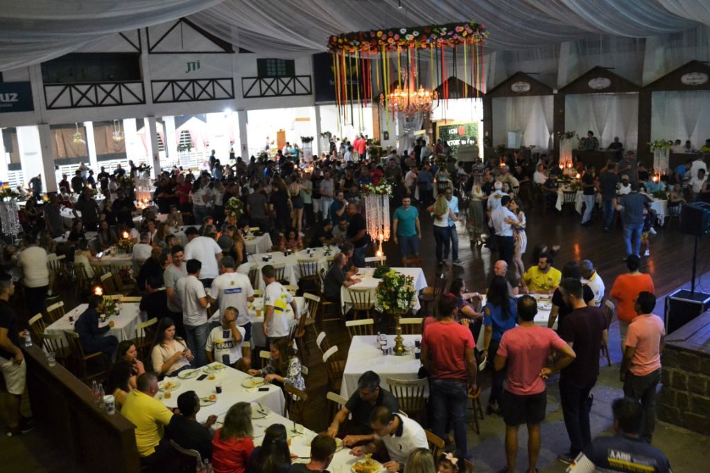 Jantar baile no Pavilhão Central da Oktoberfest teve até pedido de casamento