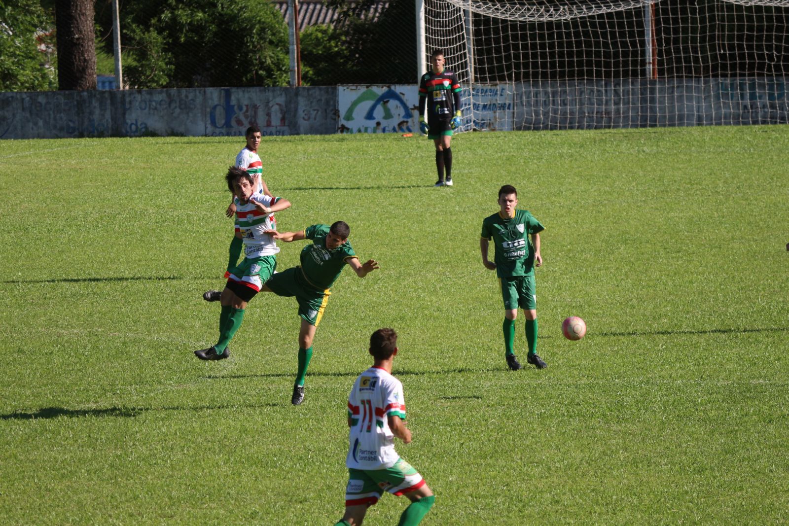 Duelos neste domingo ocorrem em três campos