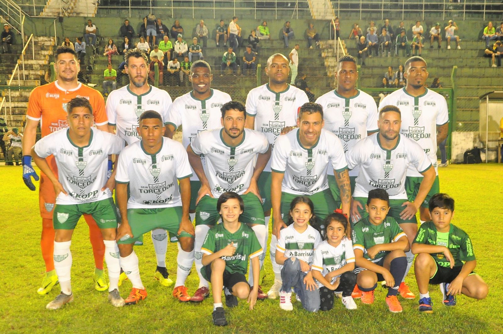 Grupo de jogadores precisa do apoio do torcedor em campo