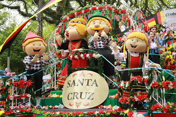 Segundo desfile marcou a manhã do domingo