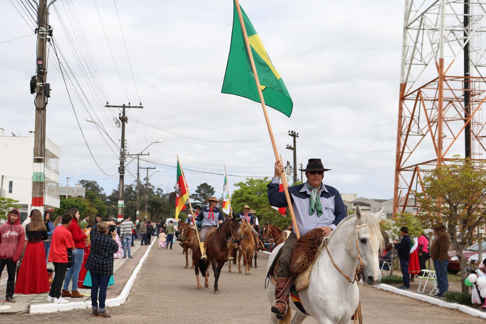 Cavaleiros da invernada campeira do CTG Presilha Pampiana fizeram o encerramento do desfile