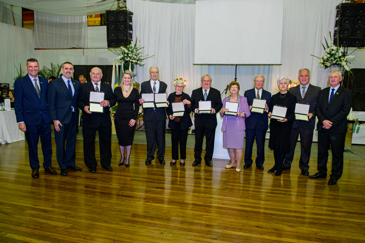 Homenagem a familiares e ex-presidentes