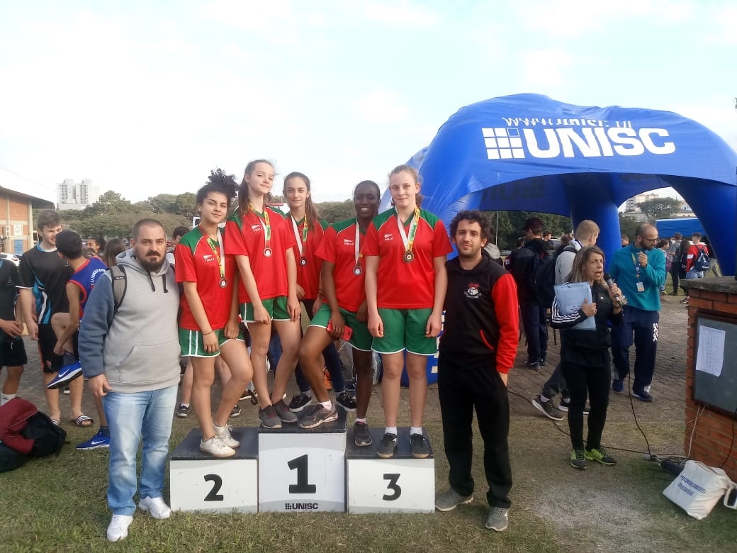 Meninas conquistaram medalha de prata no revezamento 4x75 metros