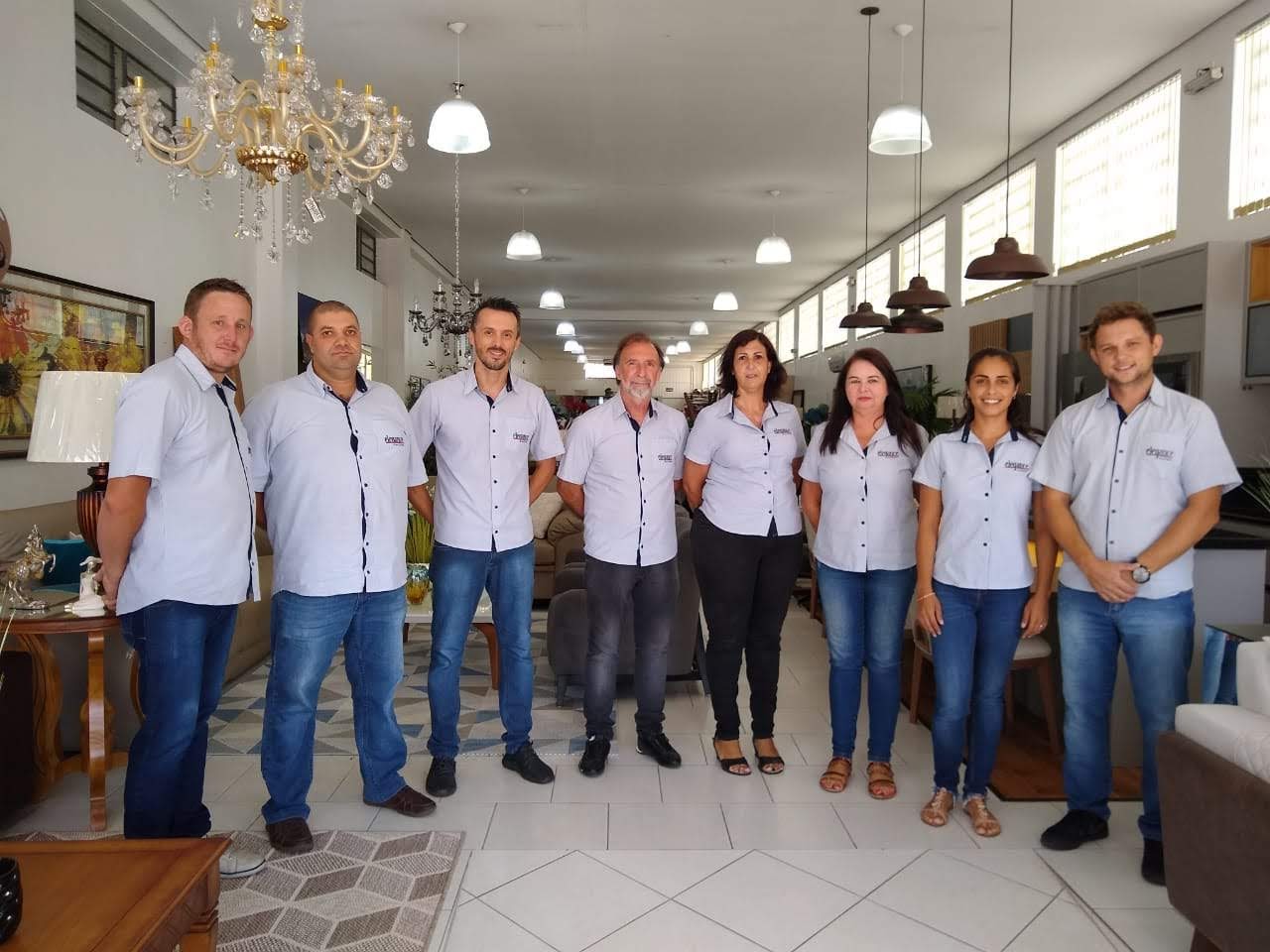 Equipe da Elegance Móveis oferece atendimento personalizado