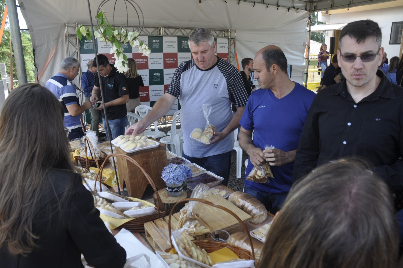 Doces que ser‹o produzidos puderam ser degustados e comprados