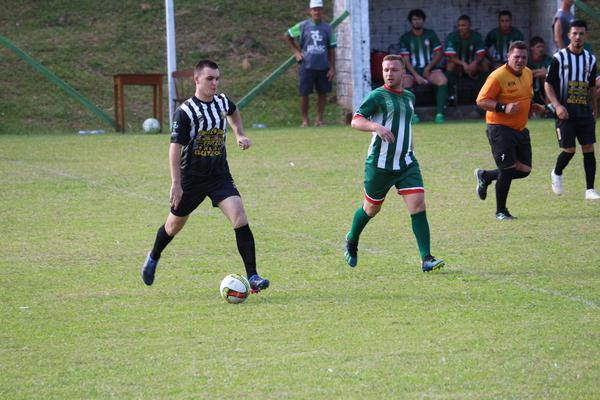 Em São Martinho, Pinheiral (verde) goleou o Guarani (preto) por 4x1 e se garantiu na fase semifinal dos titulares