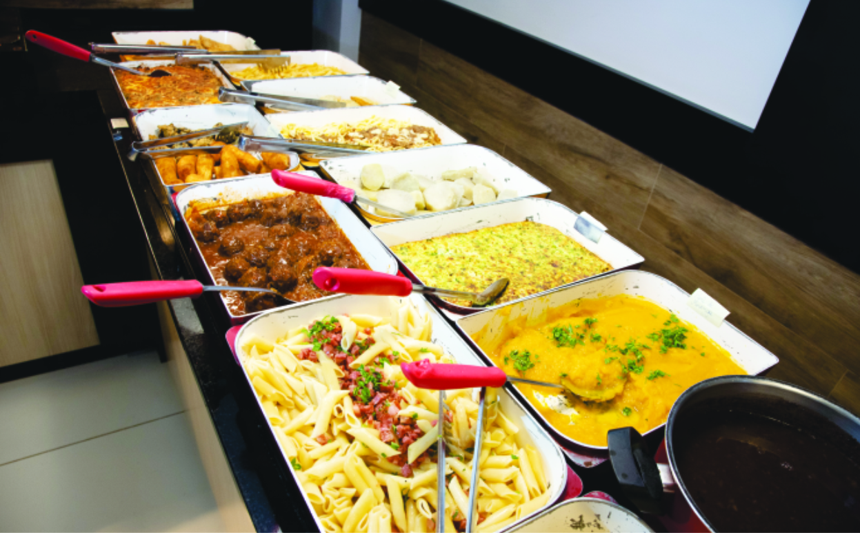 O espaço dispõe de buffet variado por quilo, pratos quentes, grelhados e diversas saladas com sobremesa de cortesia