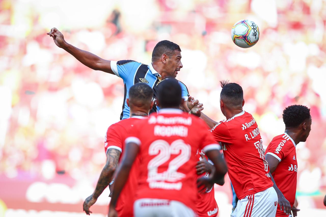 Diego Souza (centro) marcou o gol da vitória do Grêmio por 1x0 sobre o Inter