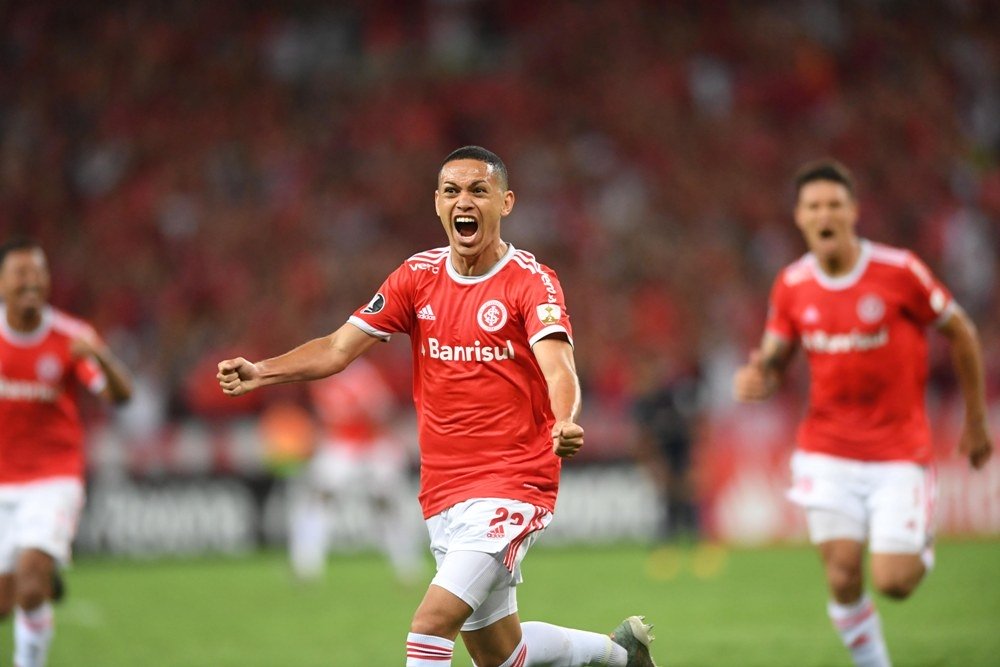 Marcos Guilherme comemora o segundo gol na vitória por 2x0 sobre a Universidad do Chile que garantiu o colorado na segunda eliminatória da fase prévia