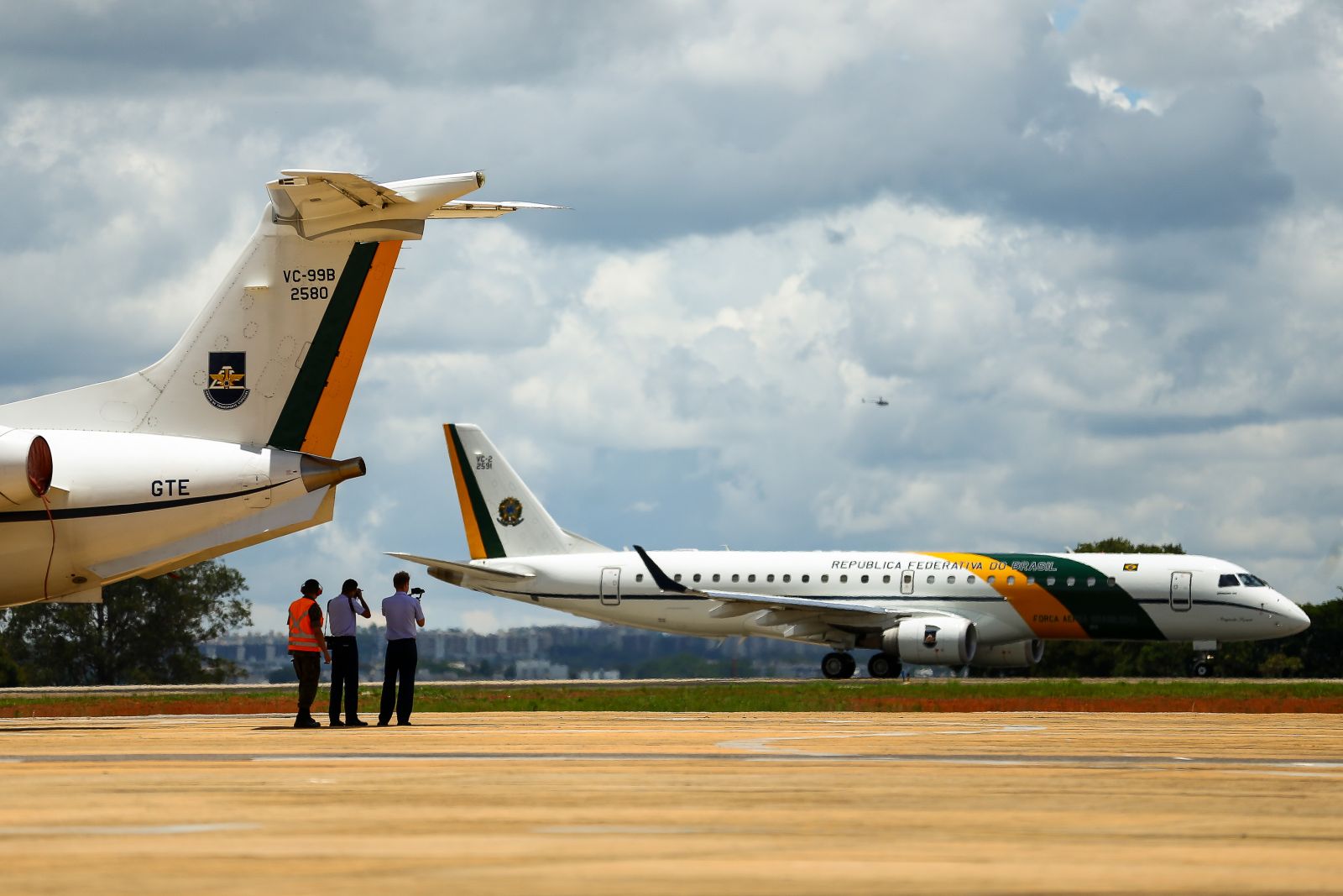 Aviões com repatriados chegaram ao Brasil no início da manhã de domingo em Anápolis, Goiás. Quarentena irá durar 18 dias