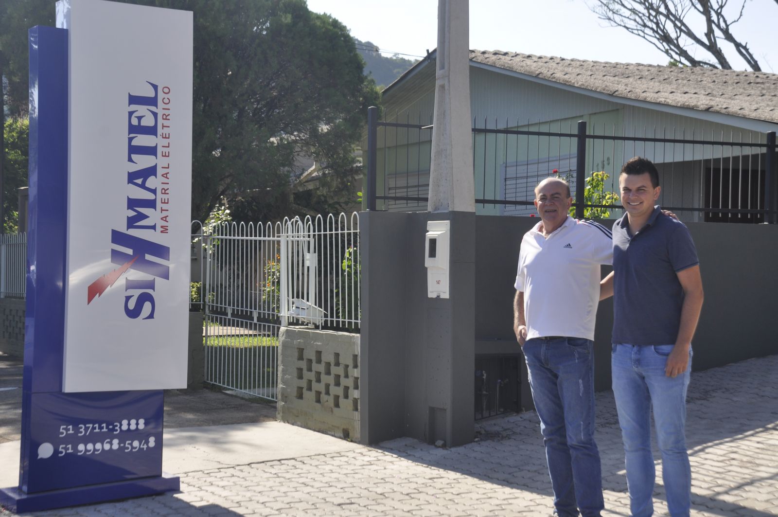 Hélio e filho Samuel Simon, que atualmente administra a empresa