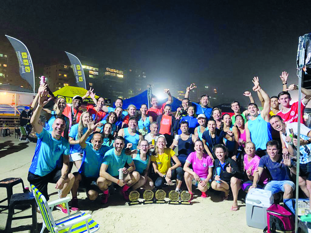 Equipe da Associação Medalha de Ouro com os troféus conquistados