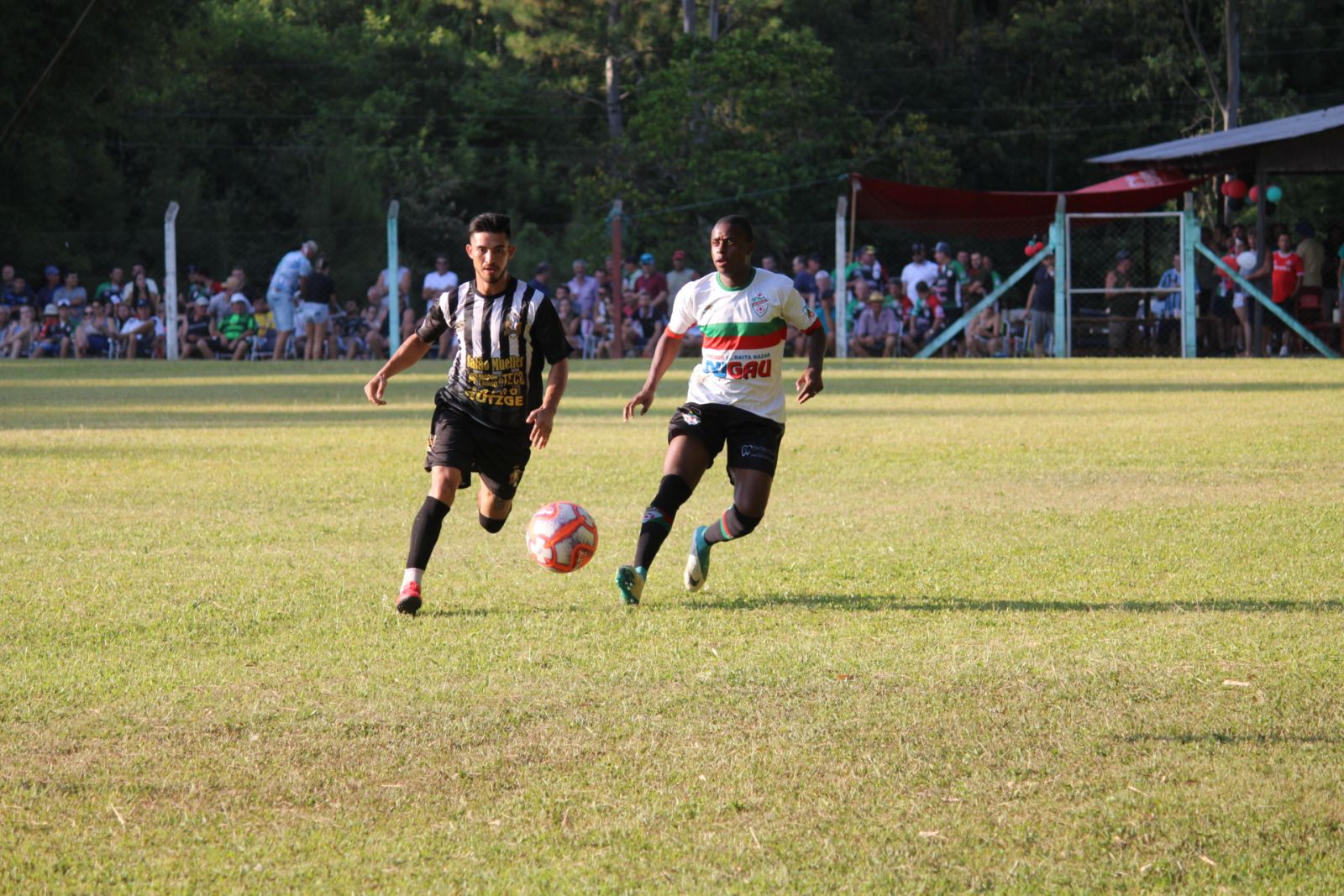 Guarani (à esquerda) e São José (à direita) empataram em 1x1, resultado que garantiu a classificação do Guarani para a final nos titulares