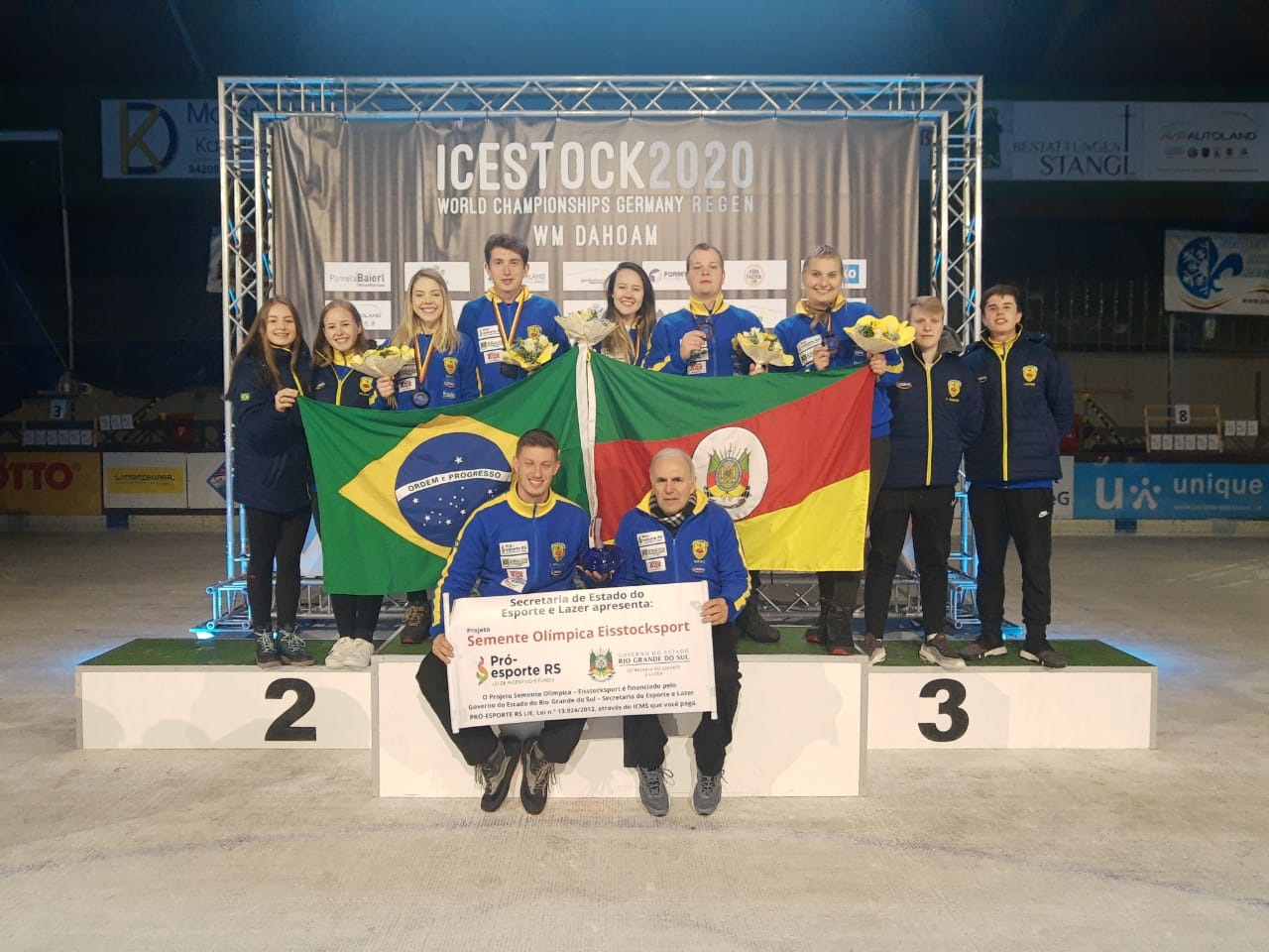 Equipe Sub-23 do Brasil comemora conquista da medalha de bronze