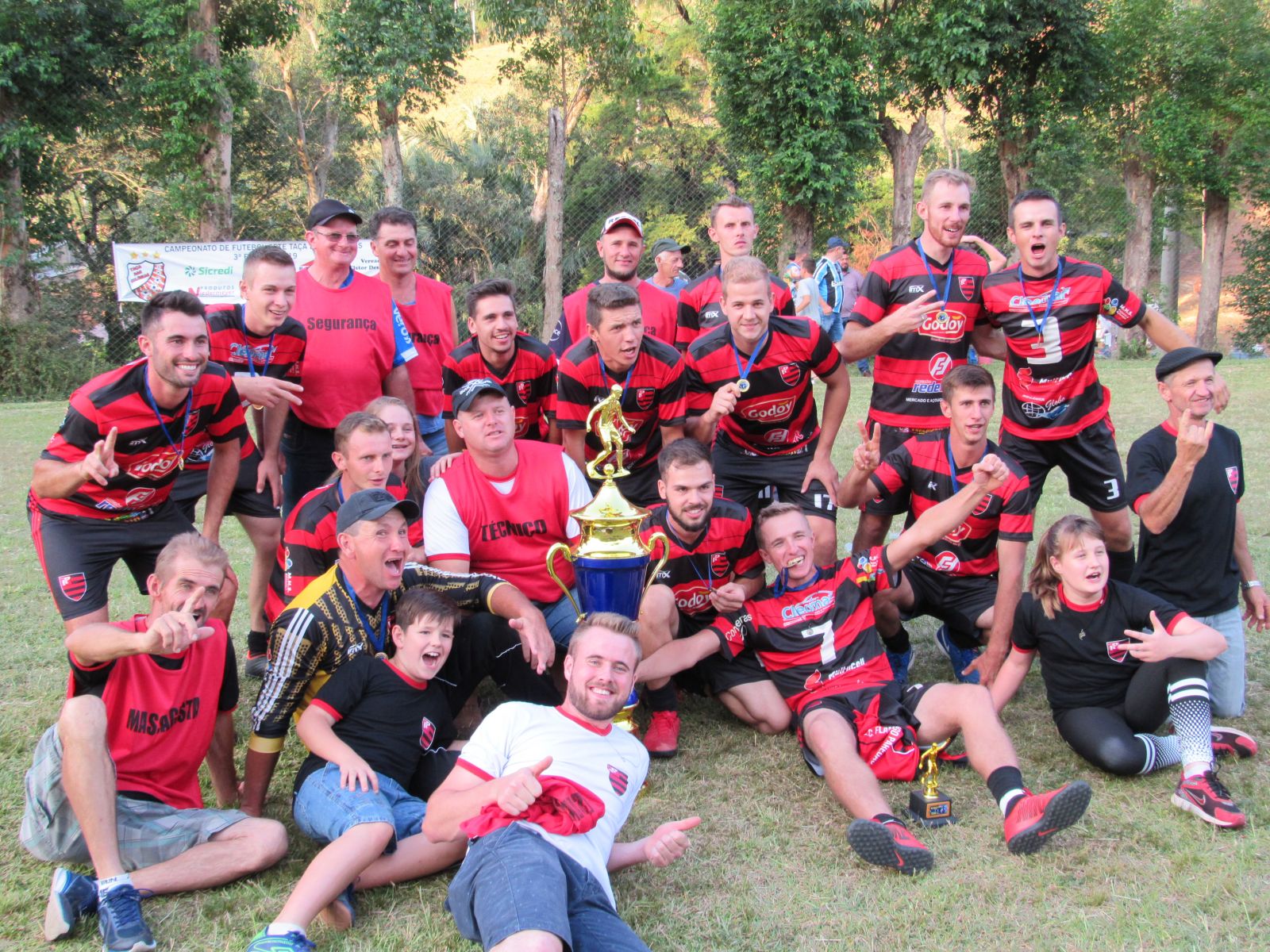 Flamengo, do Alto Paredão, comemora o bicampeonato da Taça das Colônias