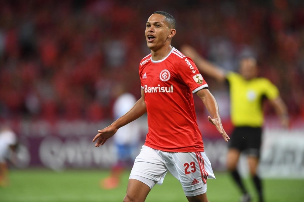 Marcos Guilherme comemora terceiro gol do Inter sobre o Universidad Católica