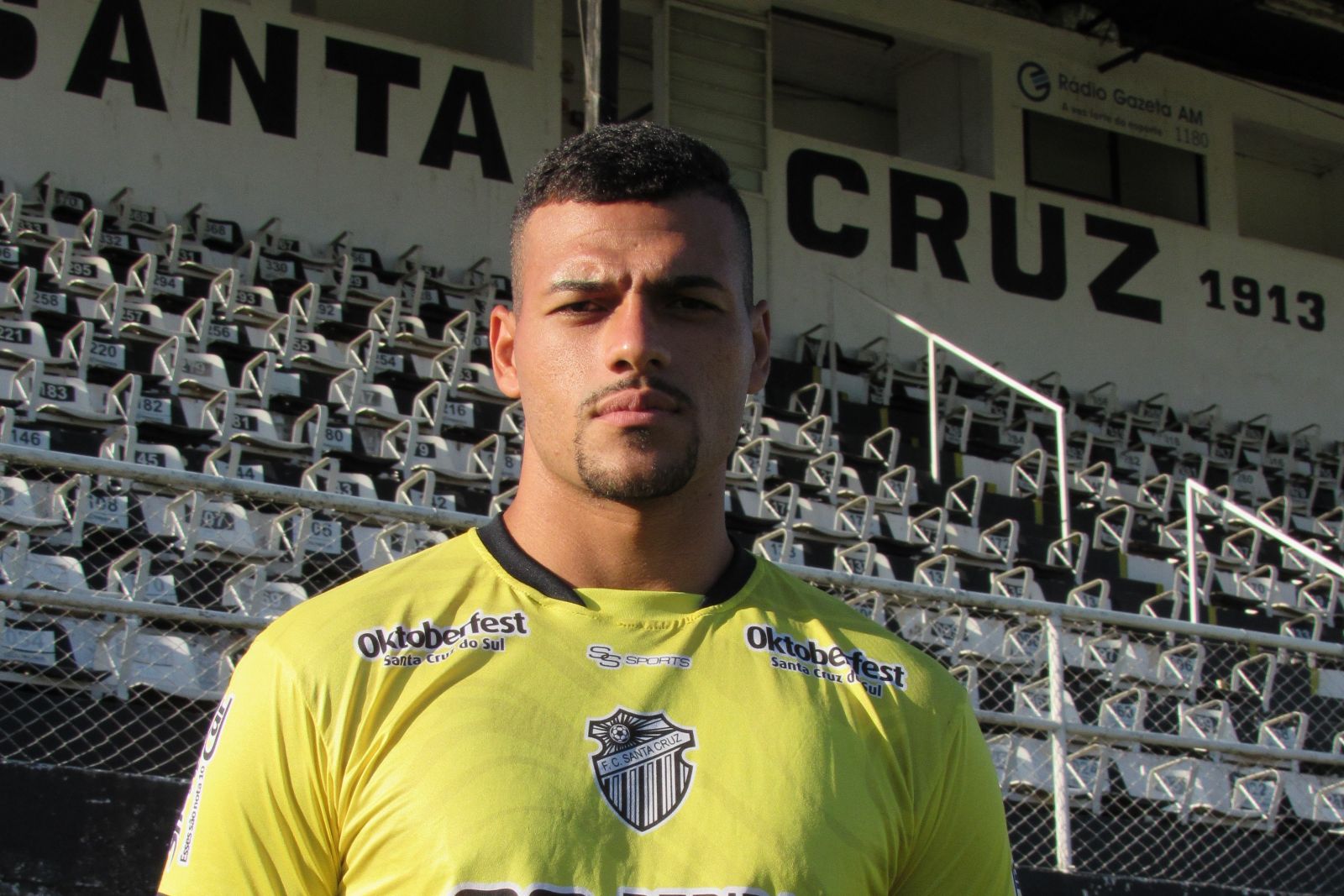 Goleiro Hugo, 23 anos, reforça o Santa Cruz na segundona