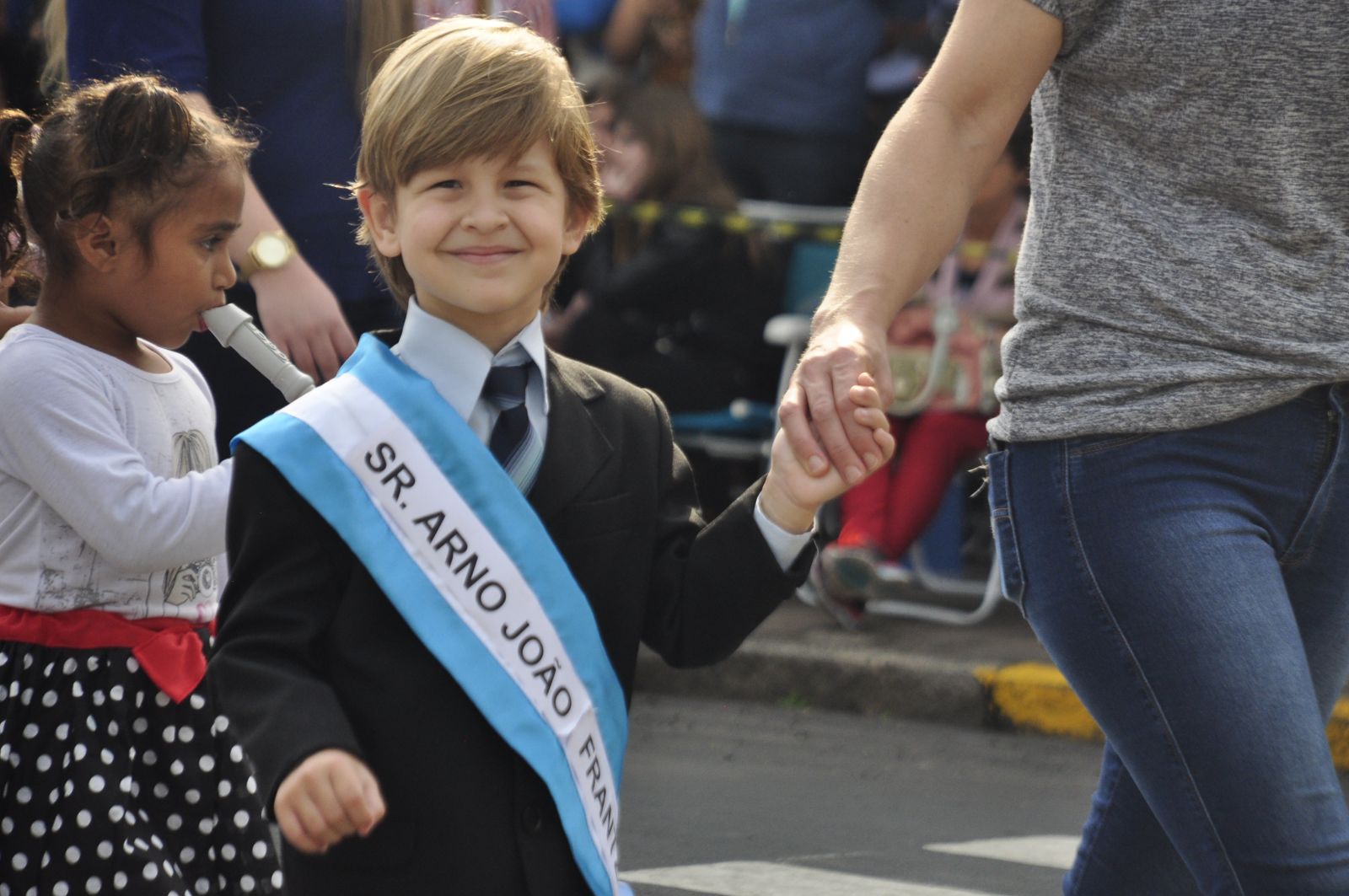 Menino vestido de Arno Frantz encantou o público 