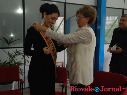 Raphaela recebeu a faixa de Miss Santa Cruz das mãos da vice-prefeita Helena Hermany