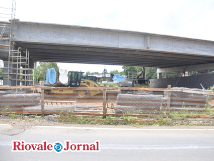  O viaduto contará com uma parte rebaixada, onde haverá uma espécie de rótula, e outra parte elevada, por onde trafegarão os veículos que seguem pela RSC 287