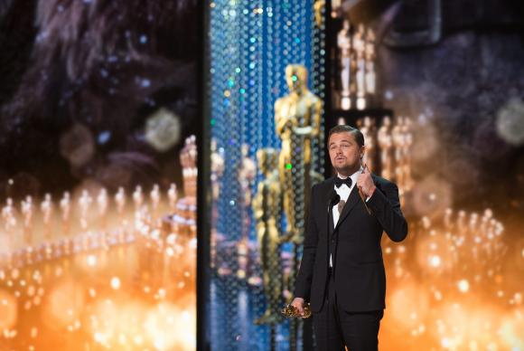 Leonardo Di Caprio recebe o prêmio de melhor ator no Oscar 2016