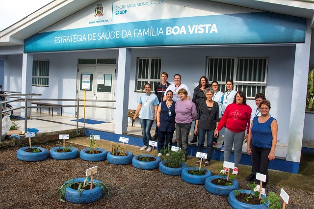 Mais de duas dezenas de pneus receberam as plantas