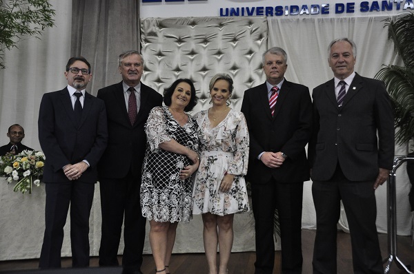 Equipe de Pró-Reitores empossados na manhã dessa quarta-feira, junto da reitora Carmen Lúcia de Lima Helfer